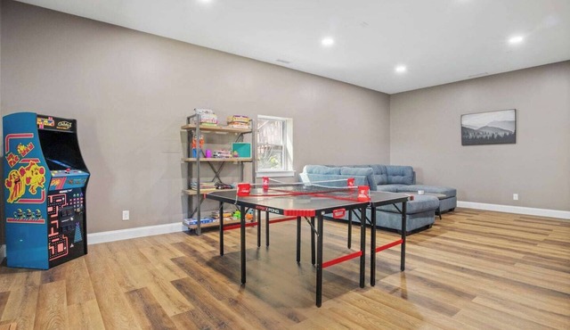 Hot tub, table tennis, arcade games, fire pit.