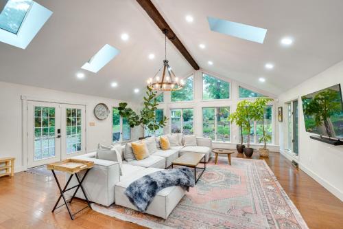 Hot Tub & Theater Room: Getaway in Falling Waters