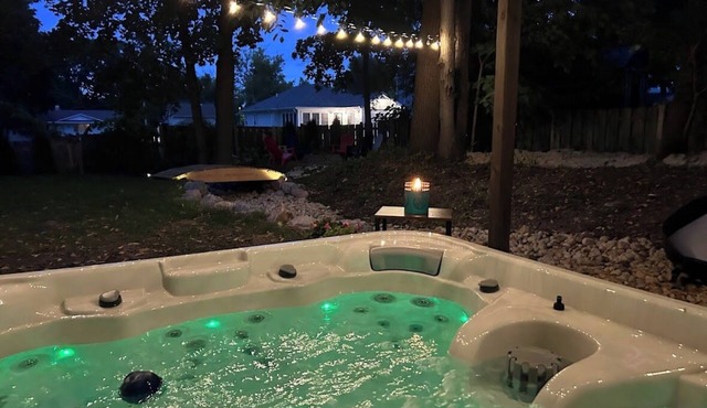 Hot Tub & Theater! Sleeps up to 10, Short walk to all the local favorites