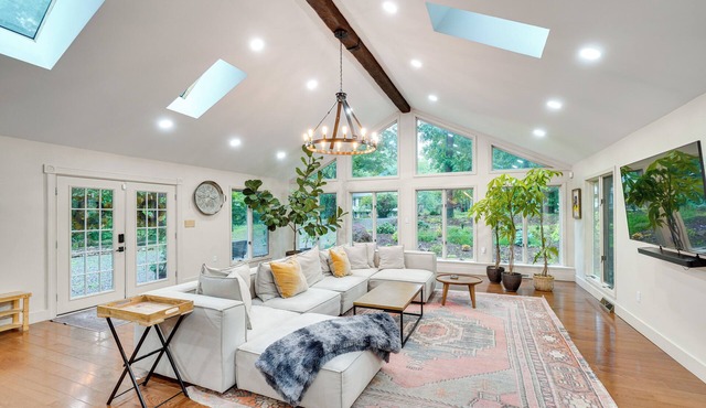 Hot Tub & Theater Room: Getaway in Falling Waters