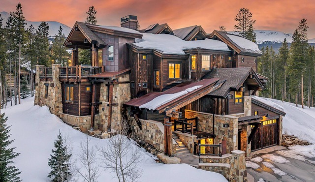 Hot Tub + Theatre Room - Summit at Shock Hill