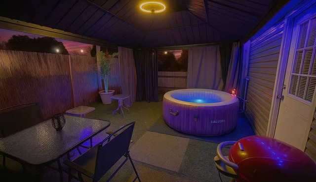 Hot Tub Tiny Home Hideaway Near Horse Park and Ark