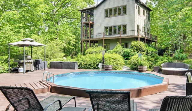 Hot Tub & Trail Access: 'Treehouse' in Landrum!