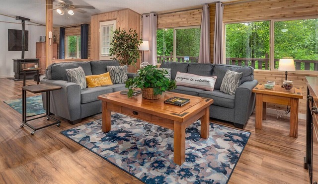 Hot tub under the stars on the Washougal River! Close to Dougan Falls!