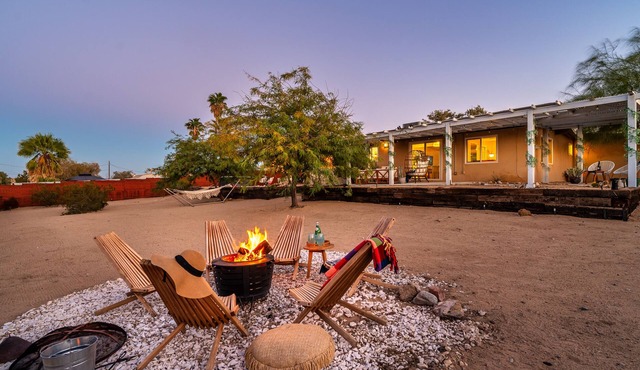 ★Hot tub under the stars★ 3 King Beds, Cowboy Pool, Desert Views, Fire Pit, EV