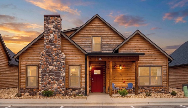 Hot Tub! Vaulted Ceilings! Fire Pit!