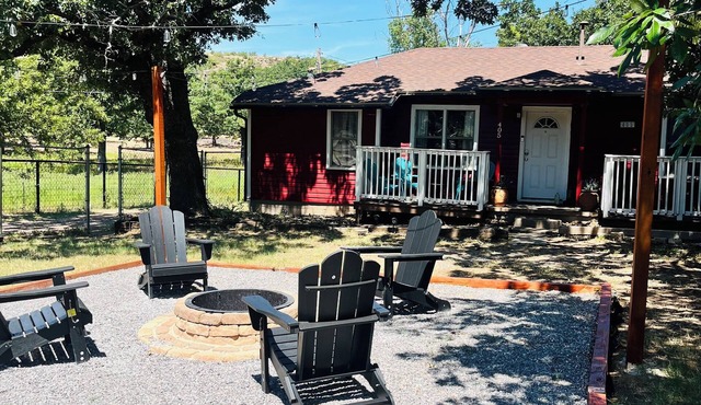 Hot Tub + Views! Chic 3BR/2BA Tosan’s Cottage