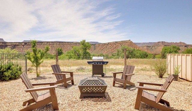 Hot Tub & Views! Modern Home 15 Mi to Zion NP