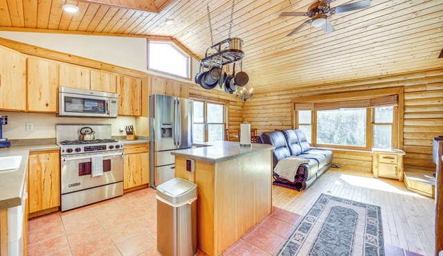 Hot Tub & Views: Secluded Woodland Park Cabin