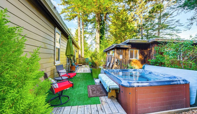 Hot Tub & Views: 'Secret Garden' Fort Bragg Cabin