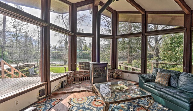 Hot Tub & Views: Spacious Getaway on Rogue River