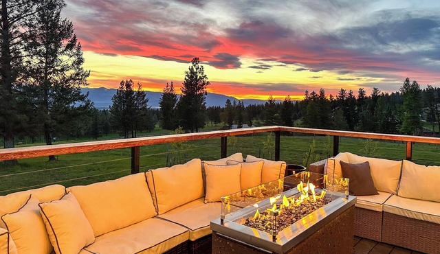 Hot Tub & Views: 'Sunset Valley Retreat' in Eureka