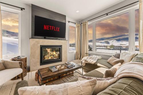 Hot Tub, Views, Walk to Coffee, Luxury Retreat