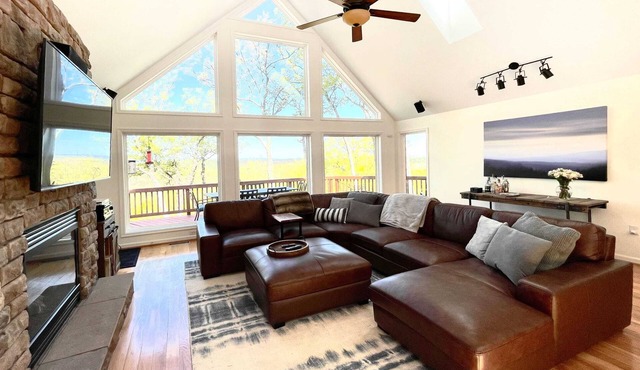Hot tub w/Sunset Views! Secluded mountain chalet