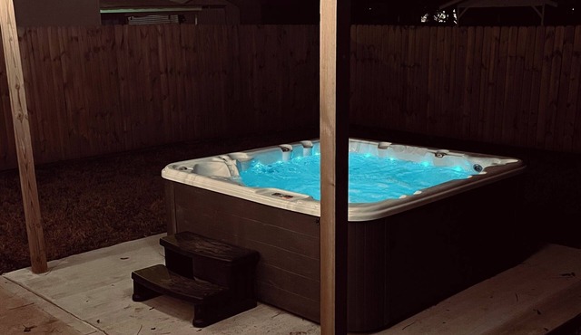Hot Tub + Walk to Downtown Fire Pit Game Table Pet Friendly + Fenced