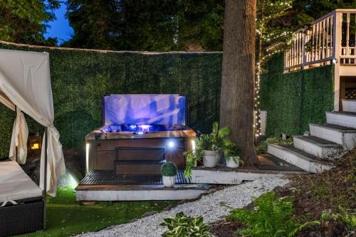 Hot Tub + Walk to Lakeside Dining: Meredith Home!
