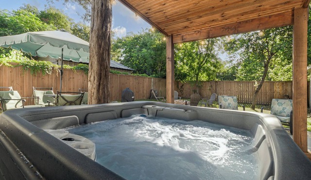 Hot Tub*Walk to Stadium*Secured Parking*Ping Pong