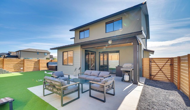 Hot Tub & Water Views: Vantage Family Retreat