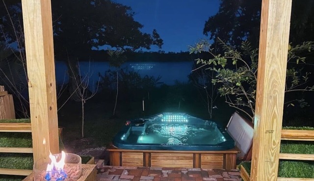 Hot tub, waterfront, Bush Gardens, kajaks, fishing