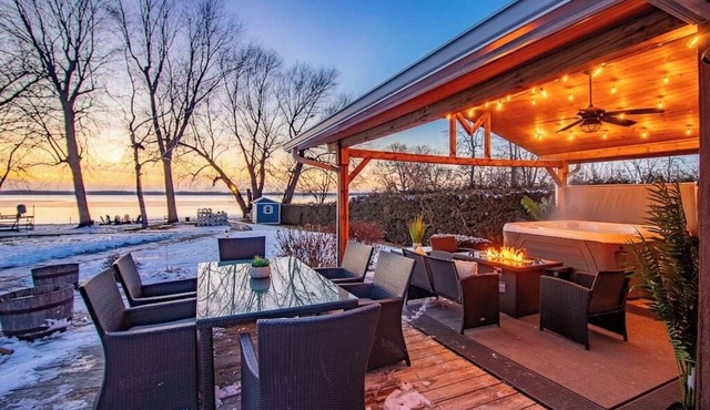 Hot Tub, Wet Bar & Games - Sunset Shores Lakehouse