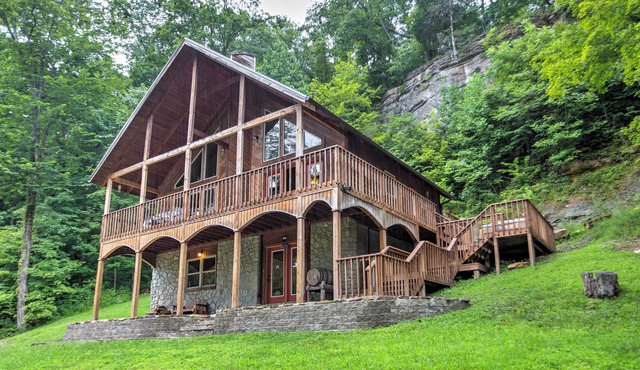 Hot Tub, WiFi - Family Cabin - Wine Cellar - 300 acres in Red River Gorge, Kentucky!
