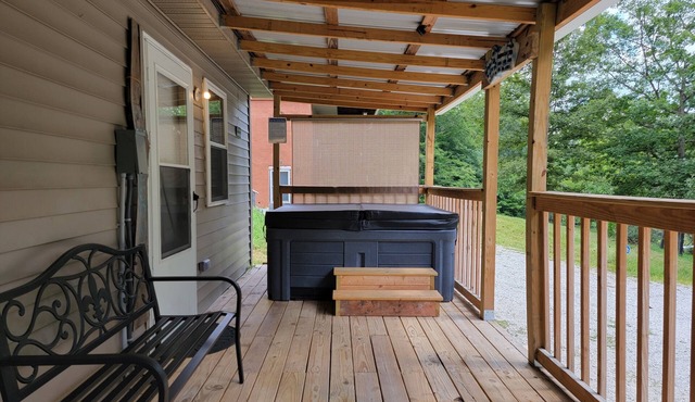 Hot Tub & WiFi - Mimi's Hideaway - Budget-Friendly Escape in Red River Gorge, Kentucky!