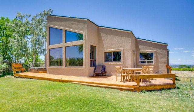 Hot Tub, Wineries, Mtn Views Palisade Home!