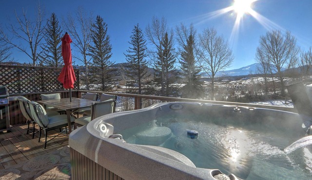 Hot Tub with Amazing Views, Game Room, Family Friendly, Central Location
