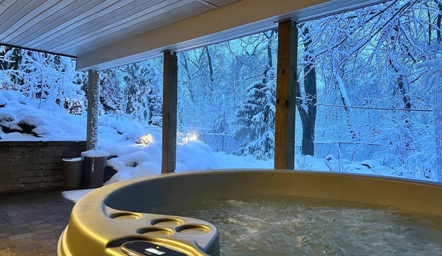 Hot Tub with a View, Private Modern Garden Level Apartment, Conservancy Access