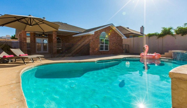 Hot tub with city views n -NO PARTIES ALLOWED-