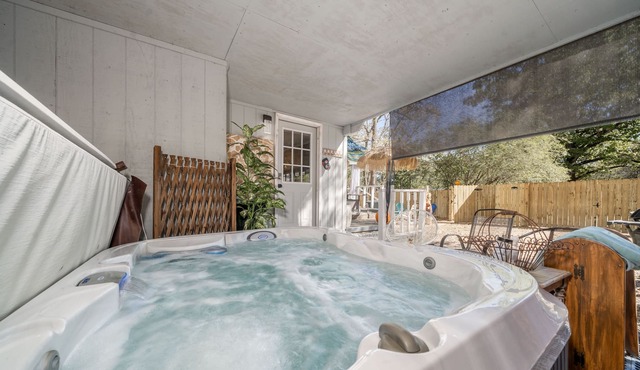 Hot Tub Wonderful, Entire Cottage, Gated Privacy, Lakeview, Location!