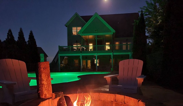 Hot Tub, Wood Fire Pit, 2 Gas Fires, Large pool, Gym, Pool Table, Darts, etc!