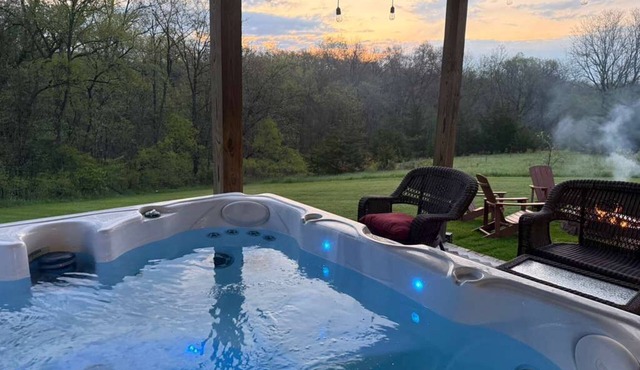 Hot tub, Wood Fireplace, Firepit, Pool/Marina Access