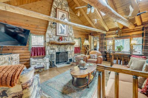 Hot Tub & Yard! 'Inn the Woods' Wimberley Cabin