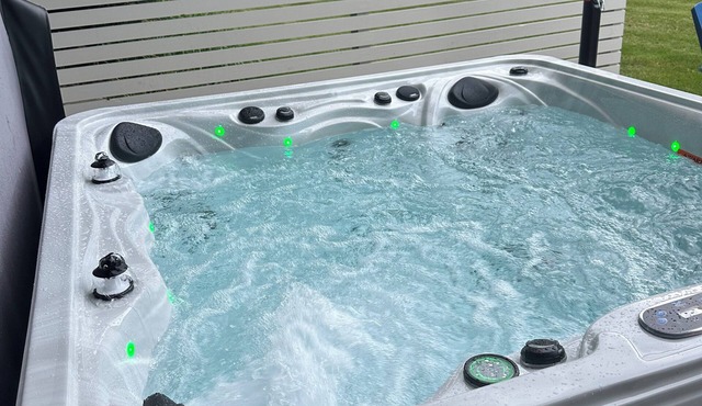 Hot tubo, 3bedroom house in delightful West Des Moines withWiFi, AC,fitness room