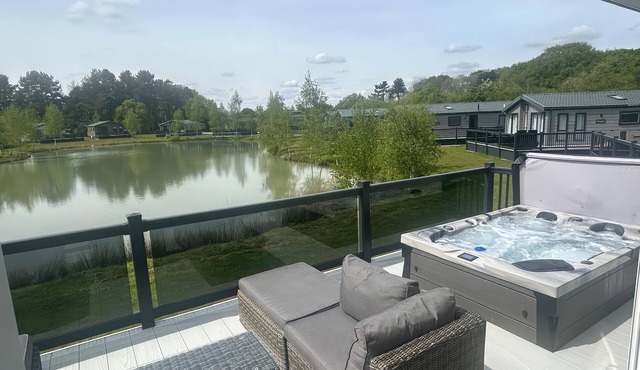 HOTCHKIN LODGE, romantic, with hot tub in Woodhall Spa