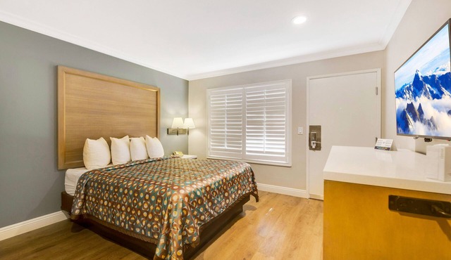 Hotel 414 Anaheim, Luxurious King Size Bed