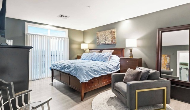 Hotel Canandaigua Lakefront Condo - Pool/Hot Tub