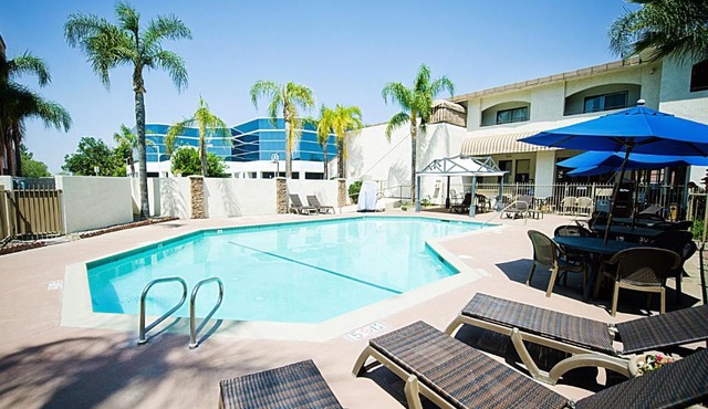 Hotel d'Lins Ontario Airport