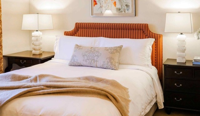 Hotel Granduca | 2 Deluxe Suite | Antique Suite Steps to River Oaks