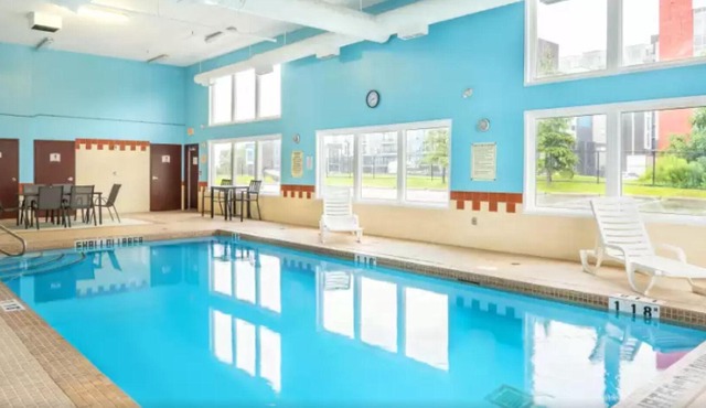 Hotel in Grimsby - Comfortable Stay Near Niagara Falls with Free Breakfast