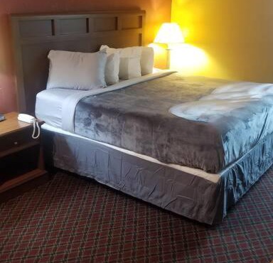 Hotel OSU King Bed Hotel Room 240 Sateen Sheets Wi-Fi