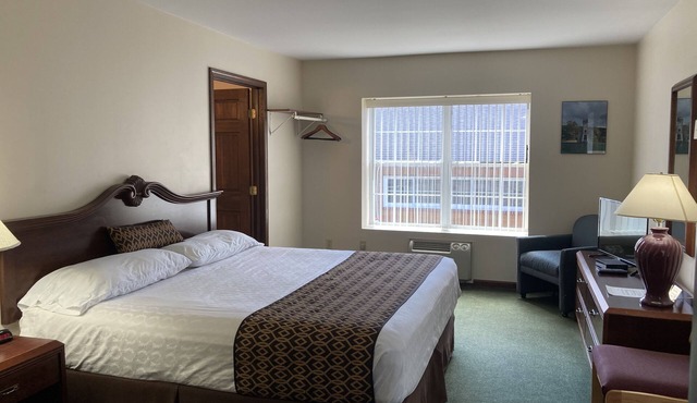 *Hotel Pratt in the heart of Cooperstown New York* KING BED