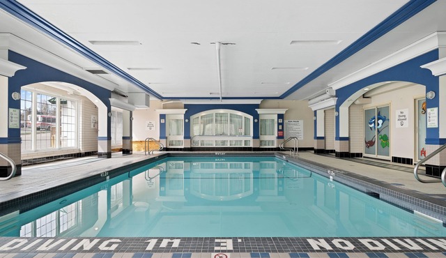 Hotel Queen Suite near Parking, AC, Gym, Pool