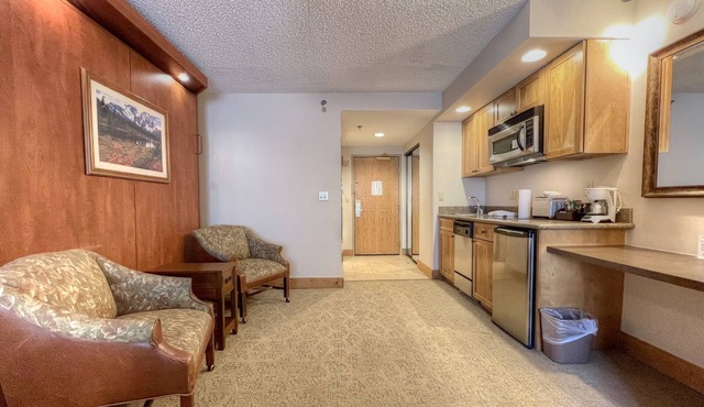 Hotel Room in the Base Area, Indoor/Outdoor Pool & Hot Tub!