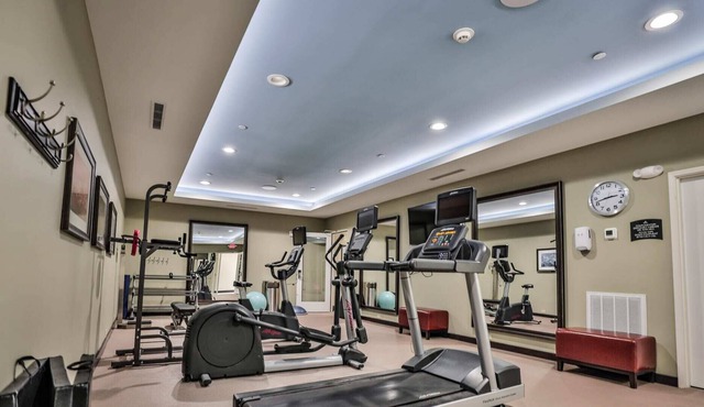 Hotel Room/Kitchen/Washer/Dryer/Gym/Free parking