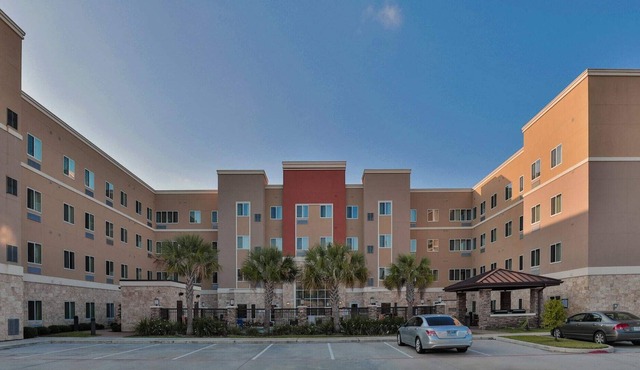 Hotel Room/Kitchen/Washer/Dryer/Gym/Free parking