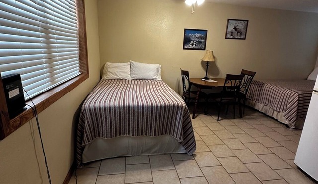 Hotel room with mini kitchen right on Toledo Bend Lake