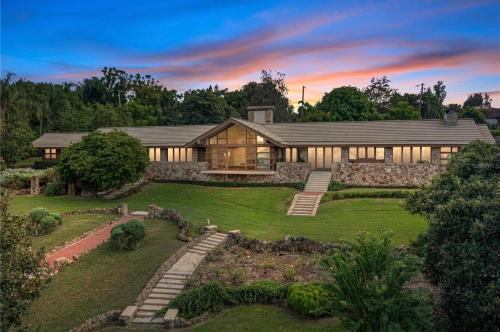 Hotel-Style Private Suite-Lake View-Gardens