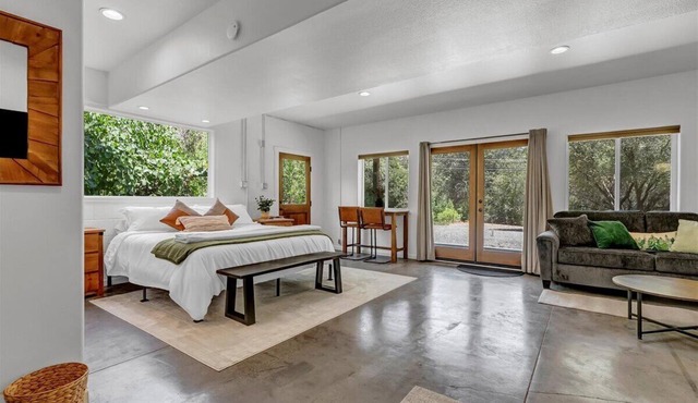 Hotel-Style Retreat on private property - Sleeps 4